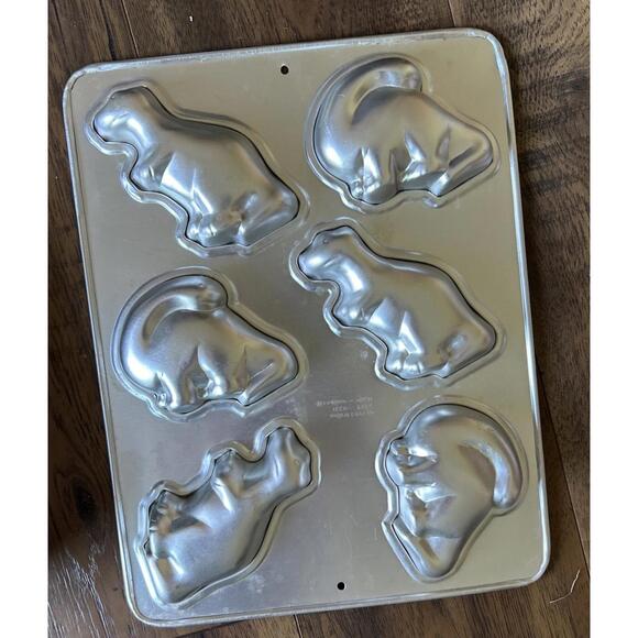 Wilton Cake Pans Lot of 8: Michelangelo,Barney,Smurf, Pooh, Clown, Dinos, Doll - Picture 11 of 11